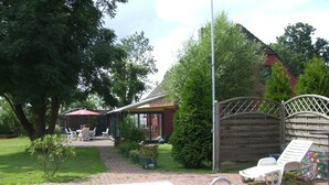 Outdoor pool, open 7:00 AM to 10:00 PM, pool umbrellas, sun loungers - Atelierwohnung Friesenhaus Franke (Butjadingen)