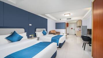 Luxe beddengoed, donzen dekbedden, een minibar, een kluis op de kamer