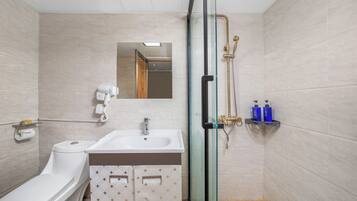 Deluxe maisonnette | Badkamer | Een douche, een regendouche, gratis toiletartikelen, een haardroger