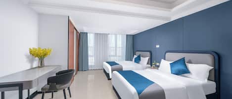 Luxe beddengoed, donzen dekbedden, een minibar, een kluis op de kamer