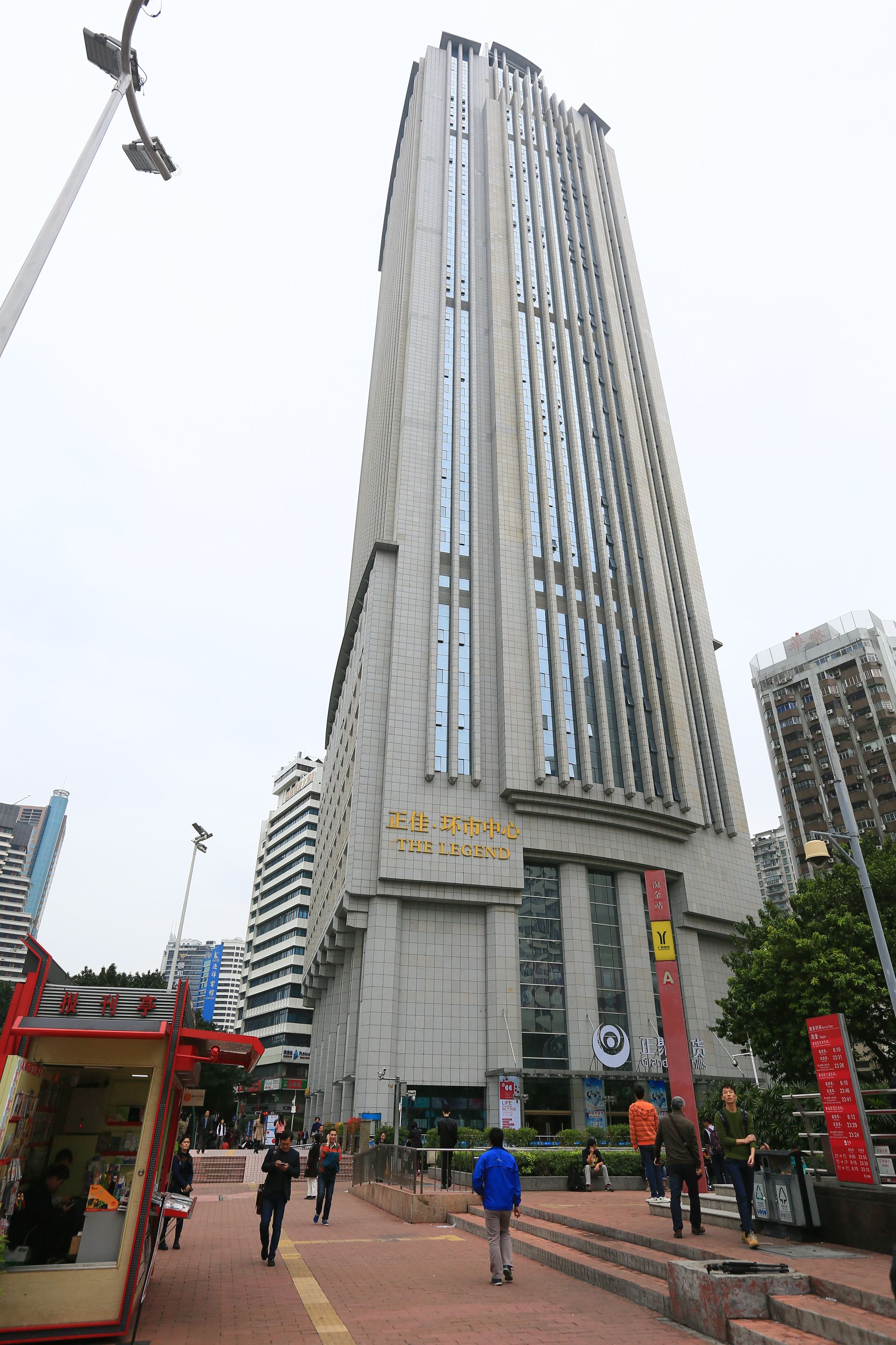 Un immeuble imposant, doté d’une architecture moderne, caractérisé par un motif vertical bien marqué et une grande entrée.
