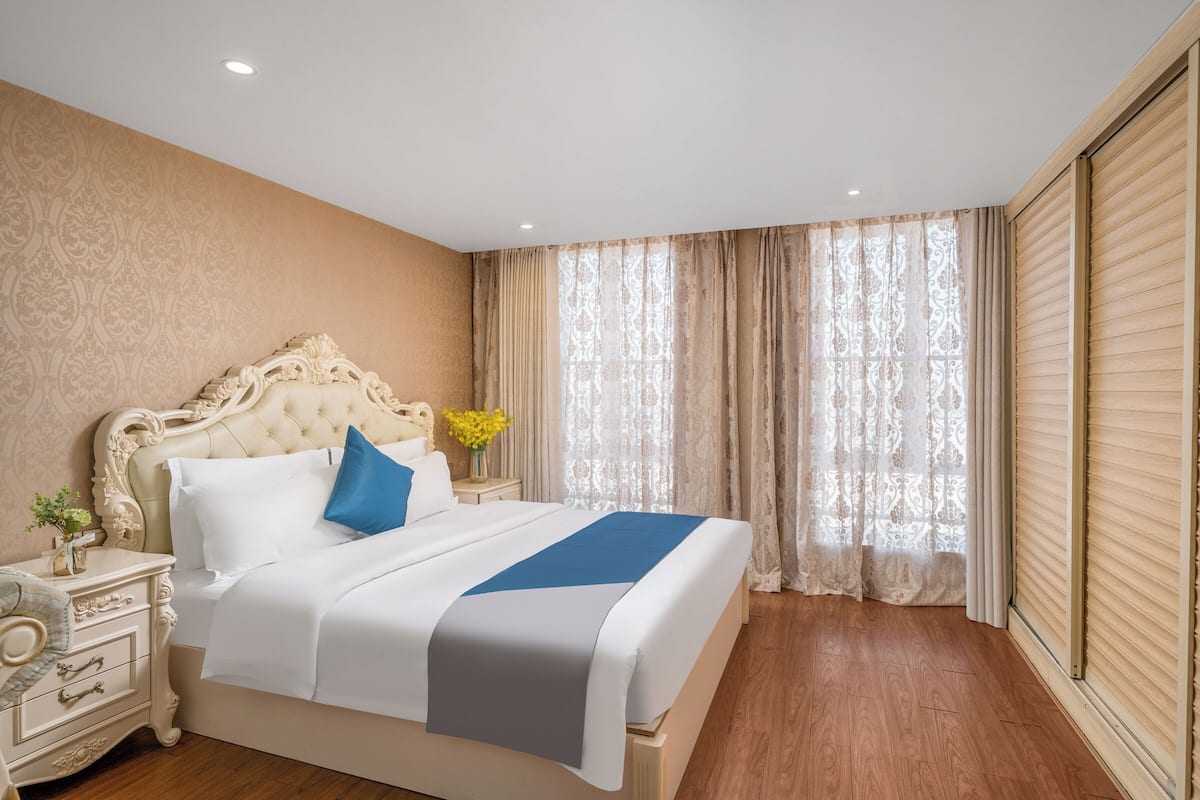 Premium bedding, down duvets, minibar, in-room safe
