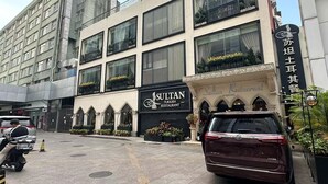 A building with a sign for 'Sultan Turkish Restaurant' and a sign for 'Sultan Restaurant'. - YOYO International Apartment (Guangzhou)