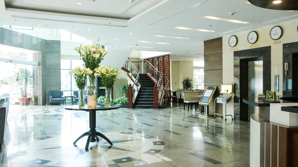 Lobby sitting area - TQT Hotel (Hanoi)