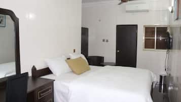 Habitación estándar | Caja fuerte, escritorio, wifi gratis y ropa de cama