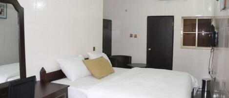 Standard Room | In-room safe, desk, free WiFi, bed sheets