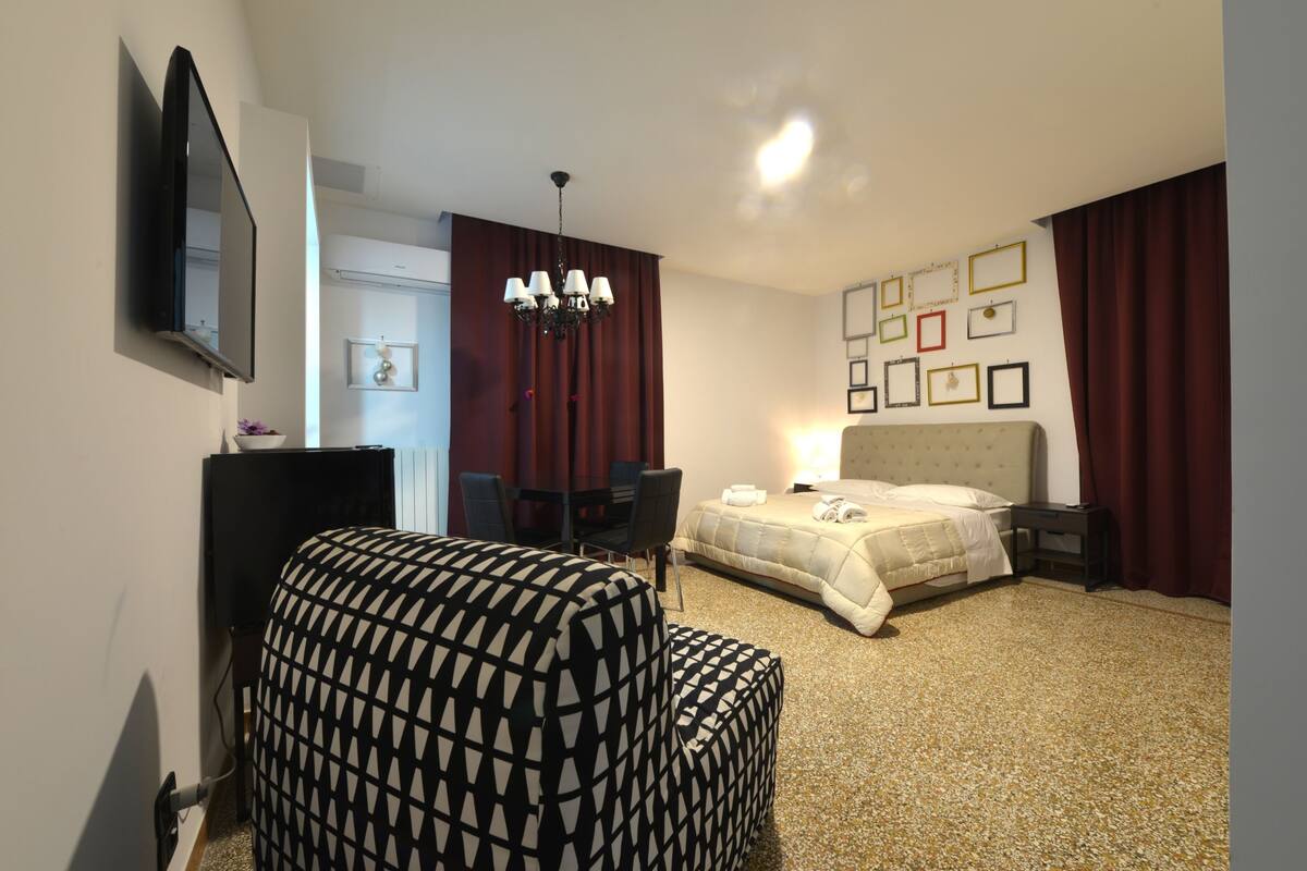 Premium bedding, minibar, desk, free cots/infant beds