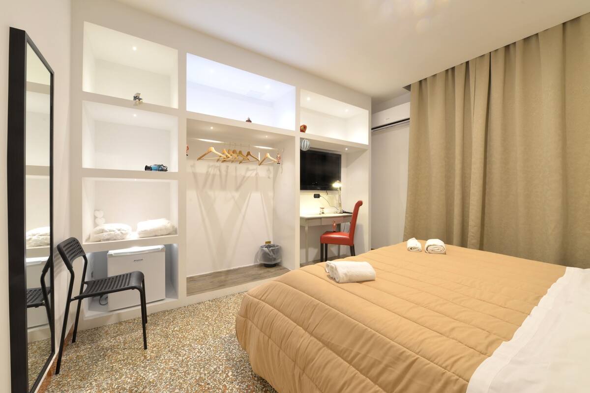 Premium bedding, minibar, desk, free cots/infant beds