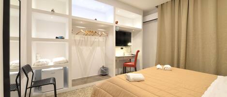 Økonomi-dobbeltrom, privat bad (external) | Sengetøy av topp kvalitet, minibar og skrivebord