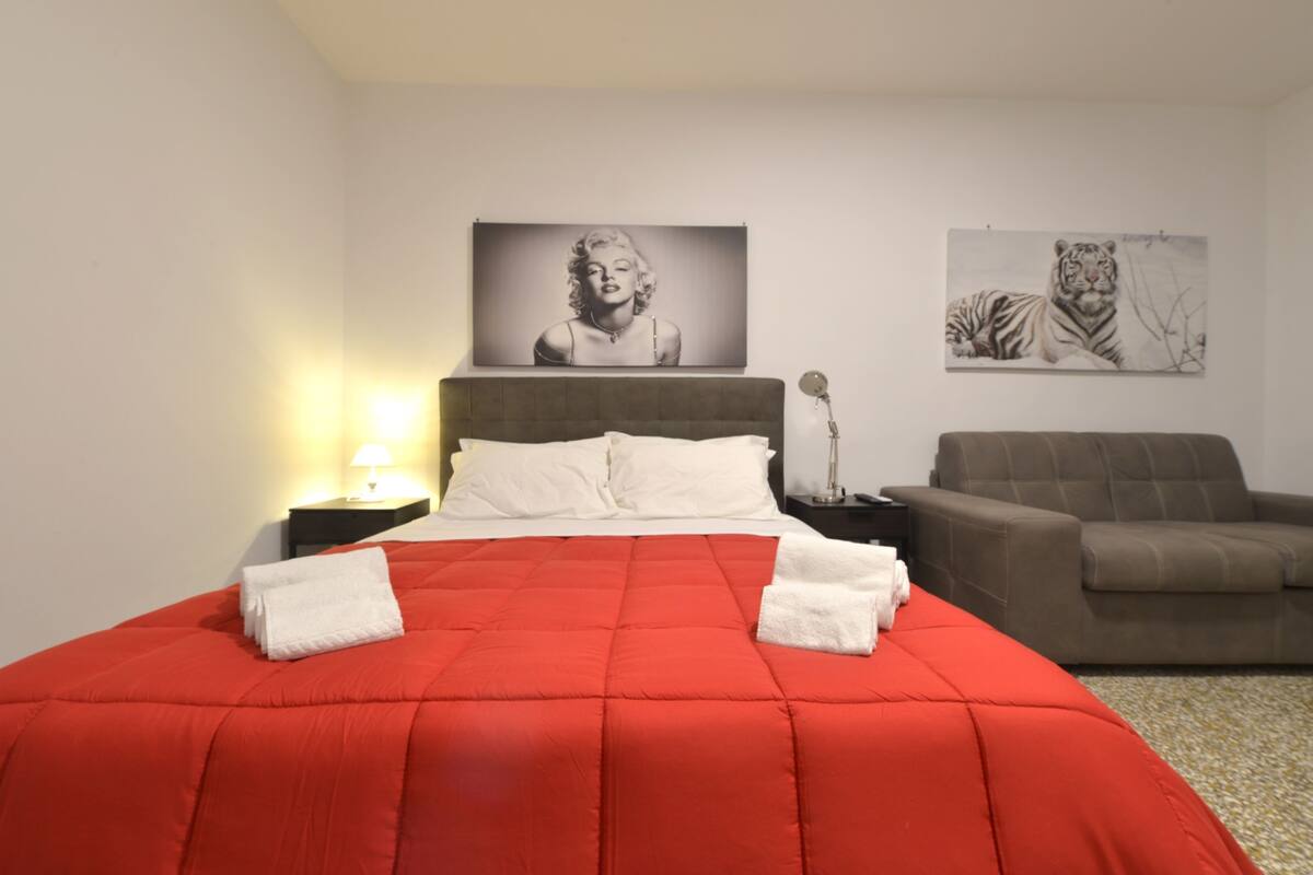 Premium bedding, minibar, desk, free cots/infant beds