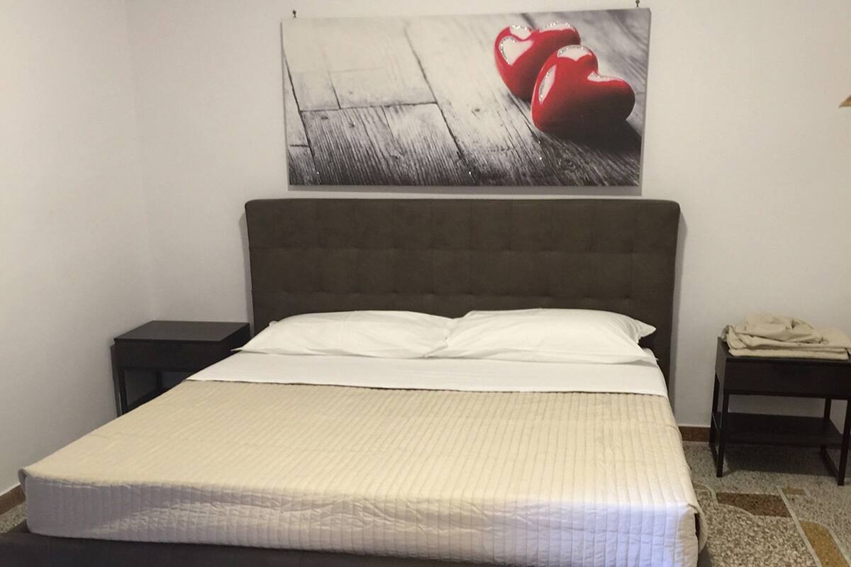Premium bedding, minibar, desk, free cots/infant beds