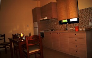Full-sized fridge, oven, stovetop, cookware/dishes/utensils