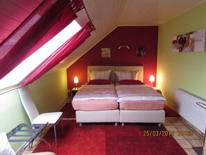 Sengetøy av topp kvalitet, dundyner, individuelt innredet og skrivebord