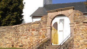 A stone staircase leading to a white building with a clock tower. - Ferienwohnung Em Gardestüffje (Mechernich)