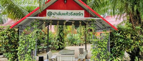 Bungalow | Wohnbereich | LED-Fernseher