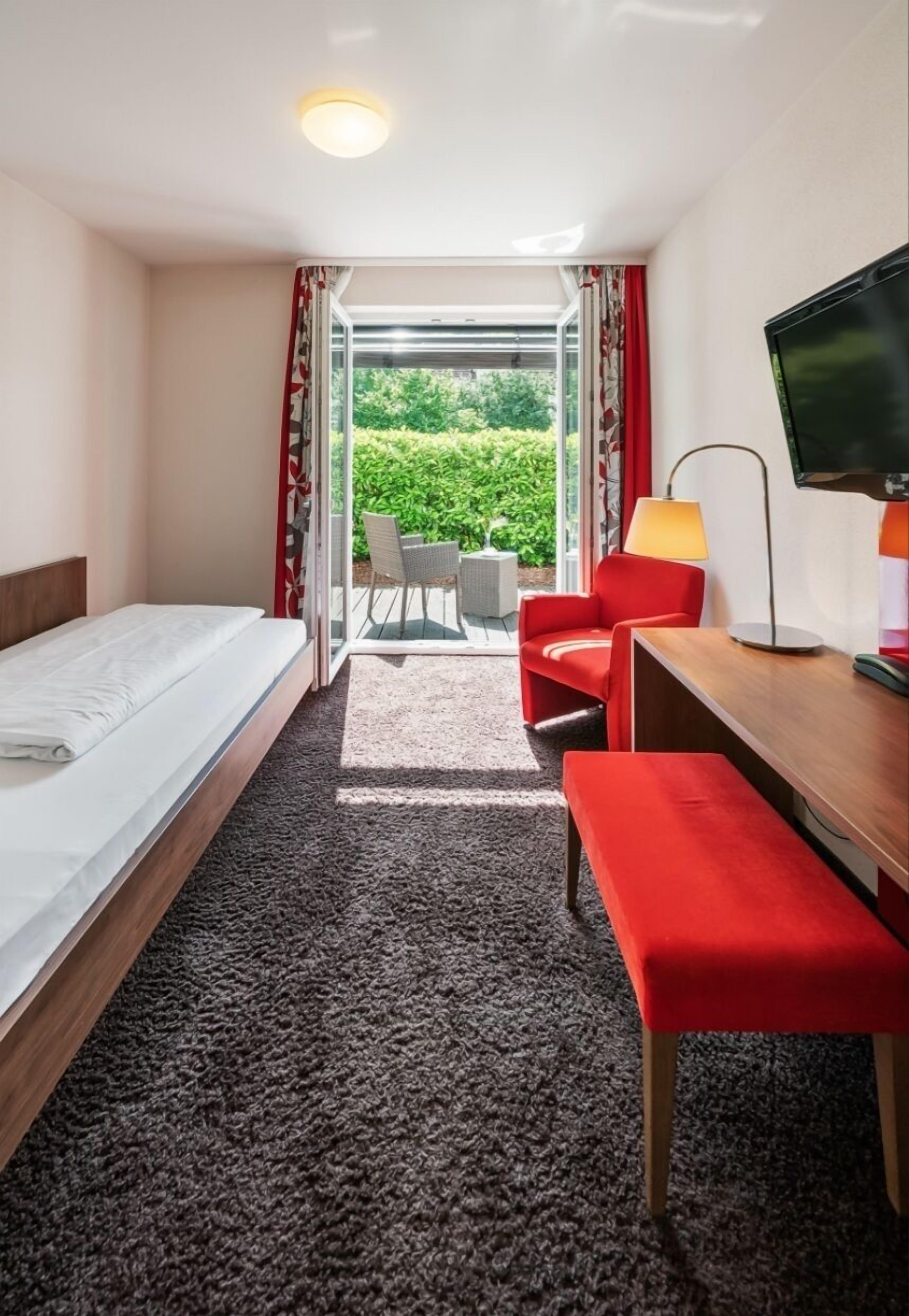 design single room | premium bedding, minibar, individually decorated, desk