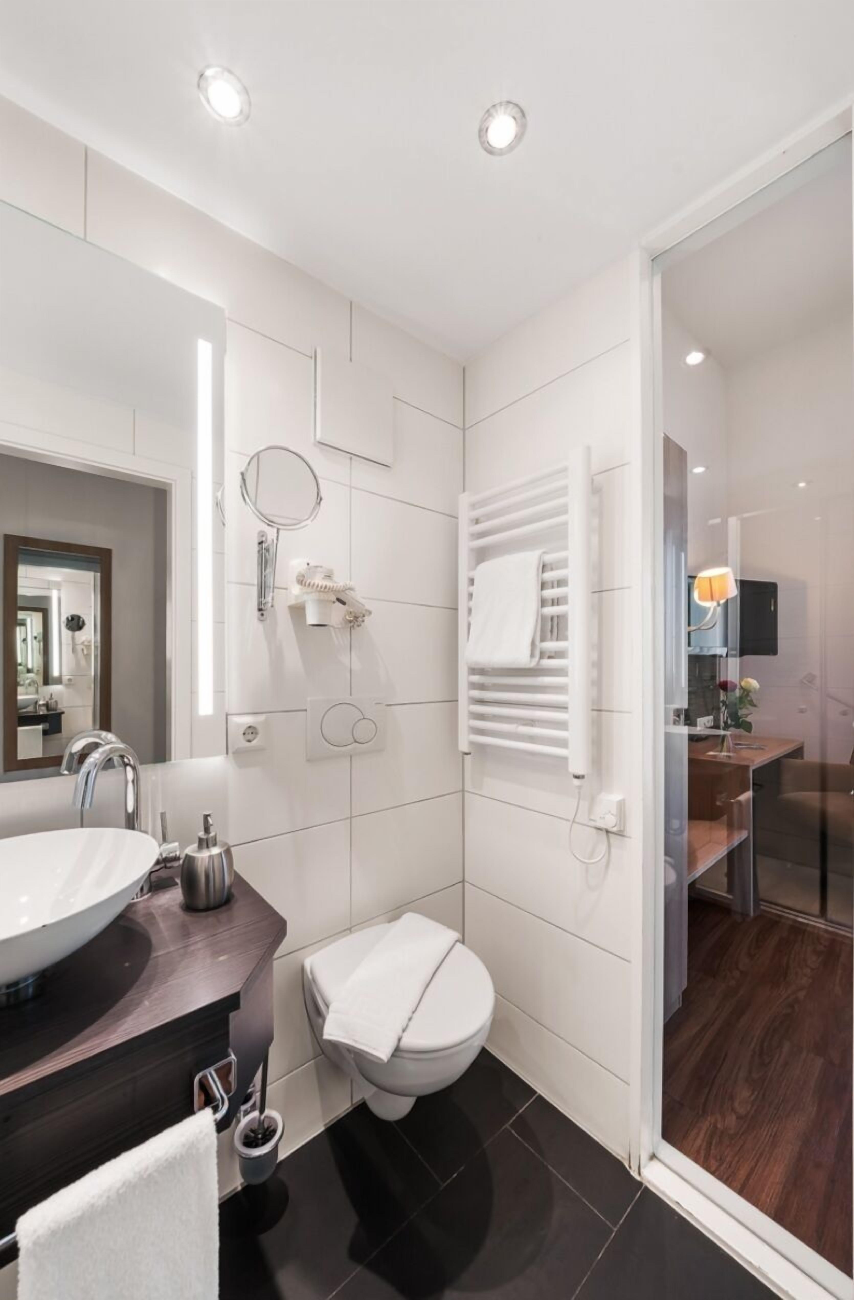 design double room | bathroom | free toiletries, hair dryer, towels