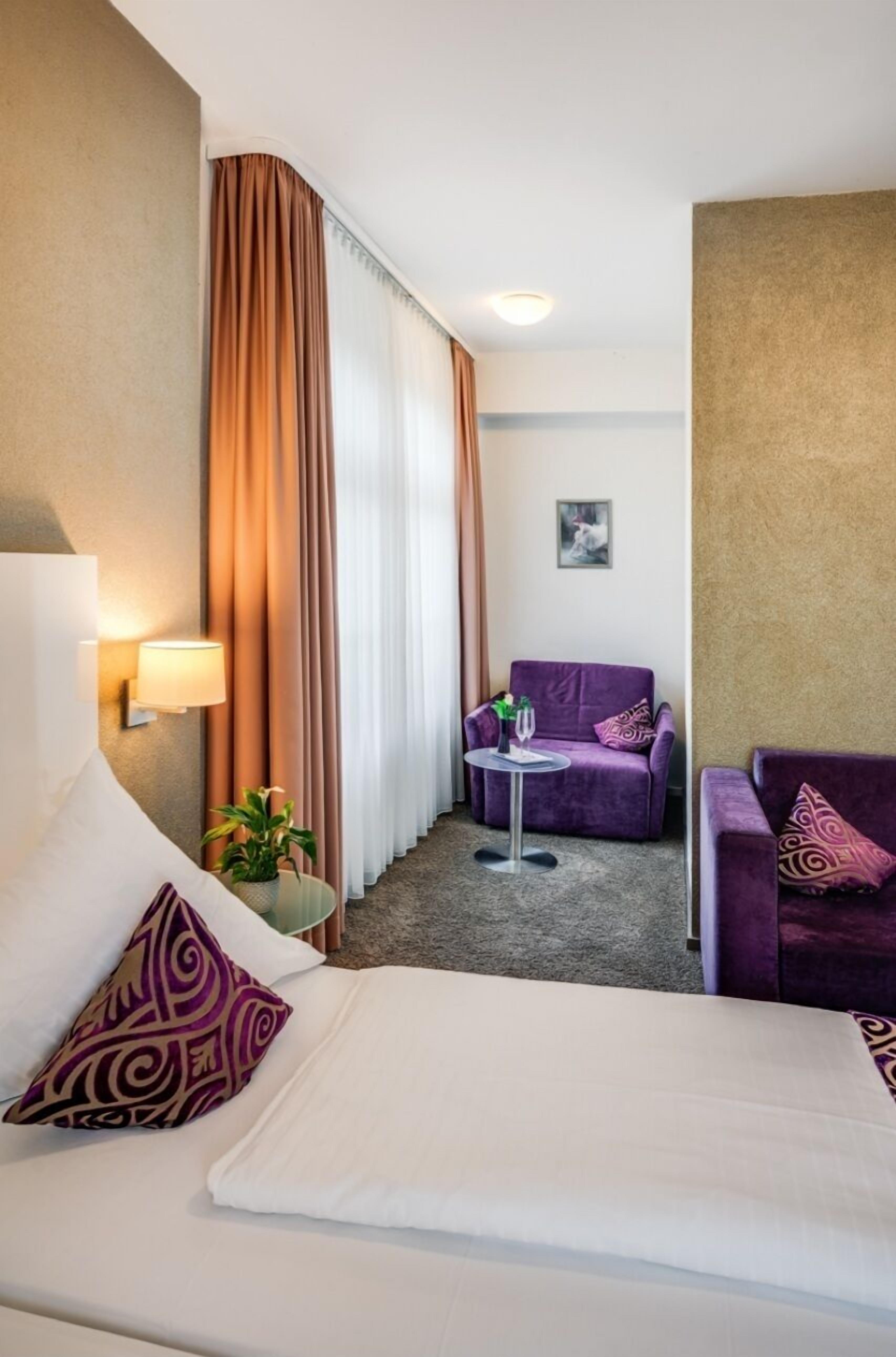 design double room | premium bedding, minibar, individually decorated, desk