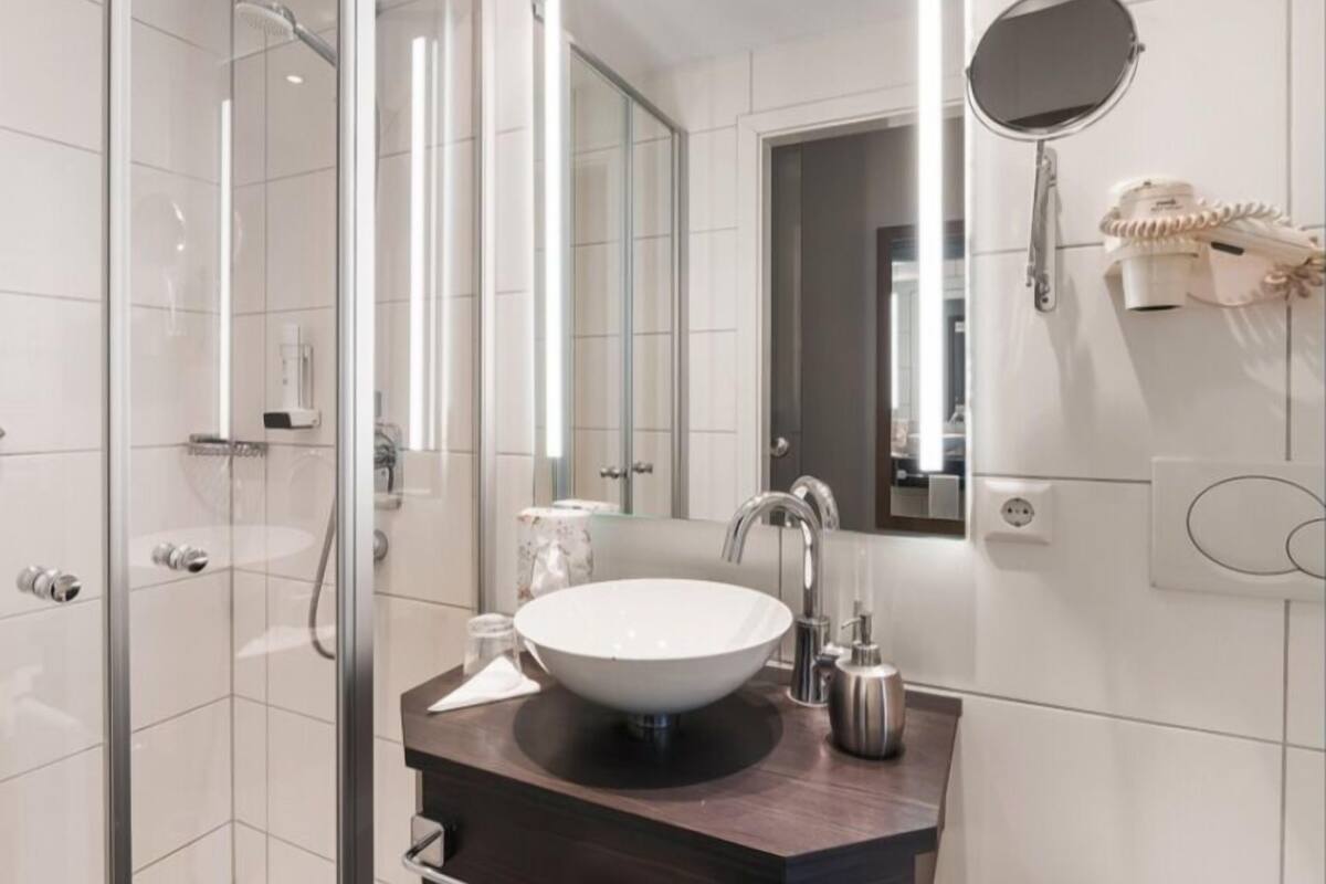 design single room | bathroom | free toiletries, hair dryer, towels