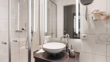 Design-Einzelzimmer | Badezimmer | Kostenlose Toilettenartikel, Haartrockner, Handtücher