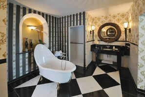 Suite (Burg) | Salle de bain | Articles de toilette gratuits, sèche-cheveux, serviettes fournies