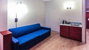 Living area - Holiday Inn Express Daytona Beach - Speedway (Daytona Beach)