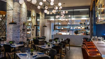 Aperto a colazione, pranzo e cena, cucina americana