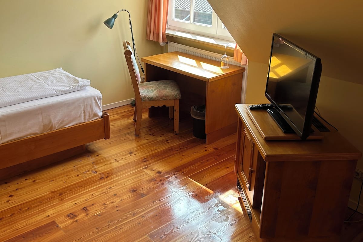 single room, 1 single bed | 1 bedroom, hypo-allergenic bedding, desk, blackout curtains