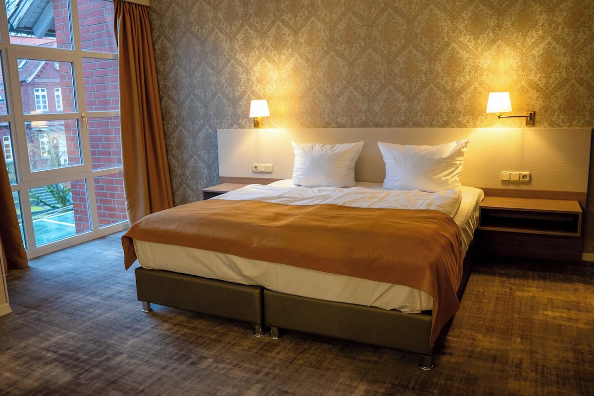 double room, 1 queen bed | 1 bedroom, hypo-allergenic bedding, desk, blackout curtains