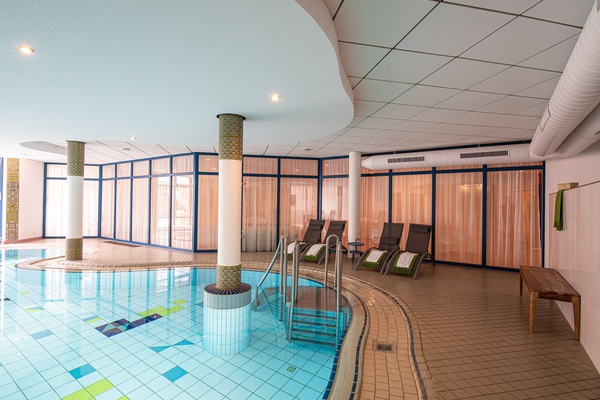 Piscine couverte, chaises longues