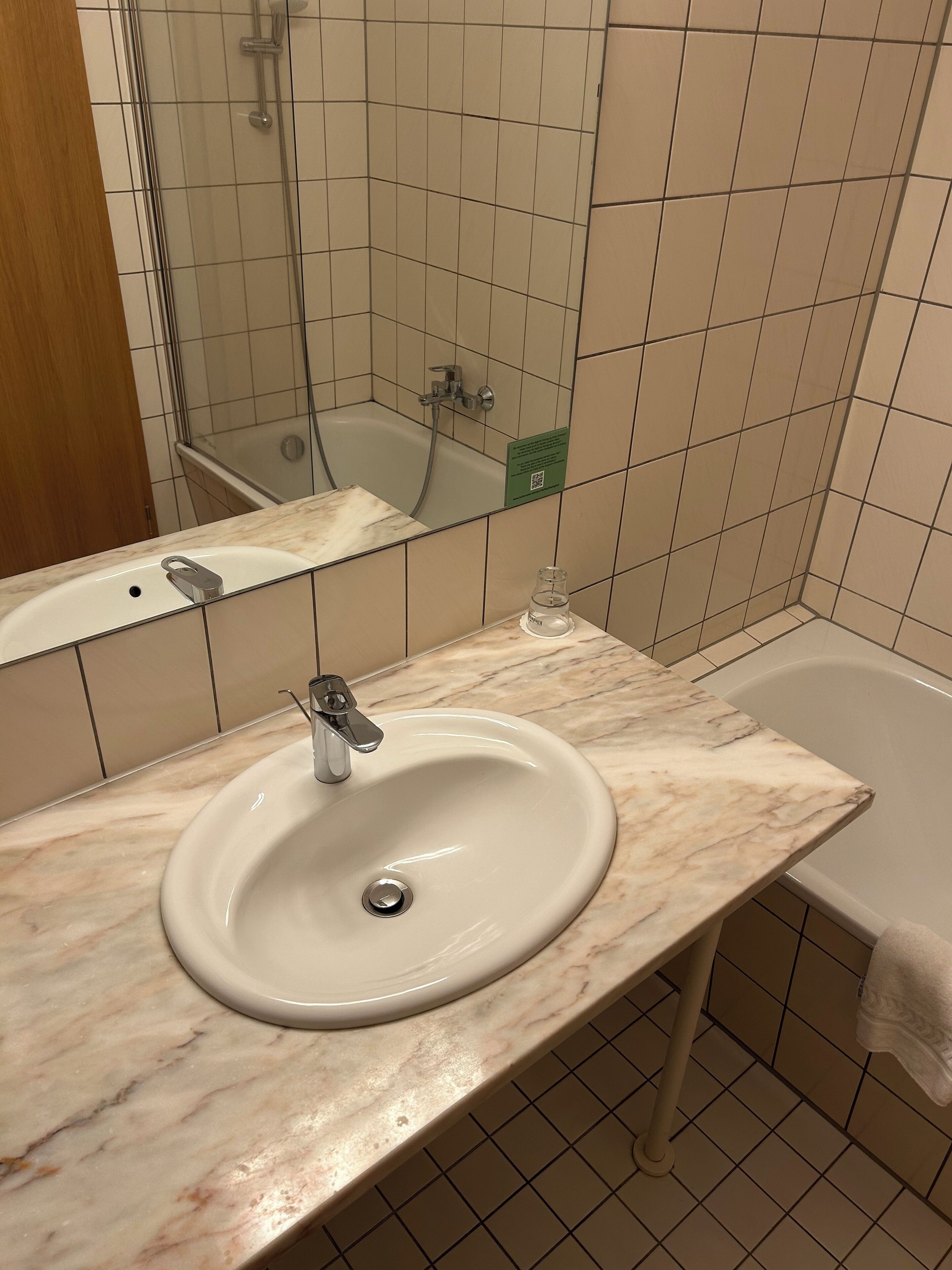 single room, 1 single bed | bathroom | hair dryer, towels, soap, shampoo