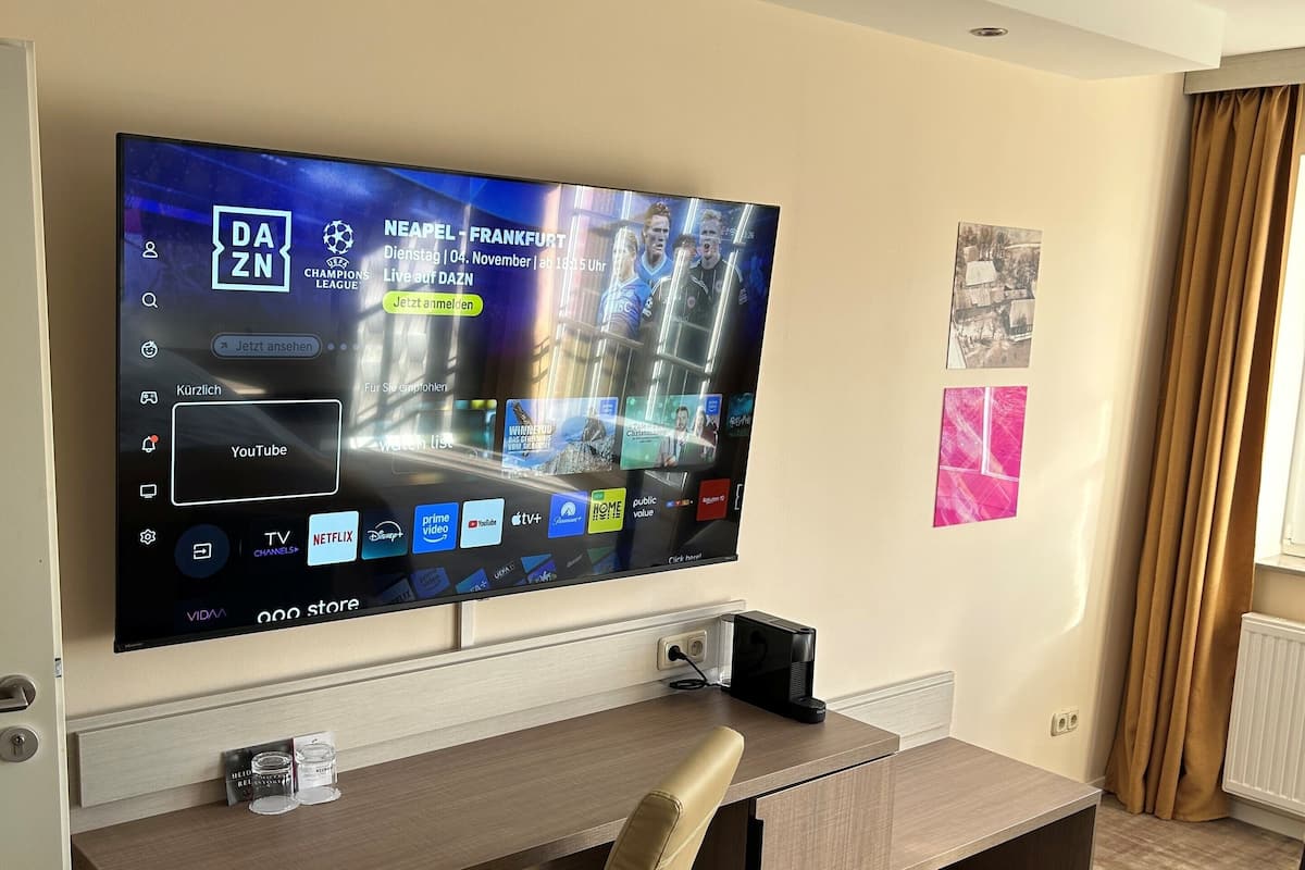 Habitació familiar | Roba de llit hipoal·lergògena, escriptori i cortines opaques