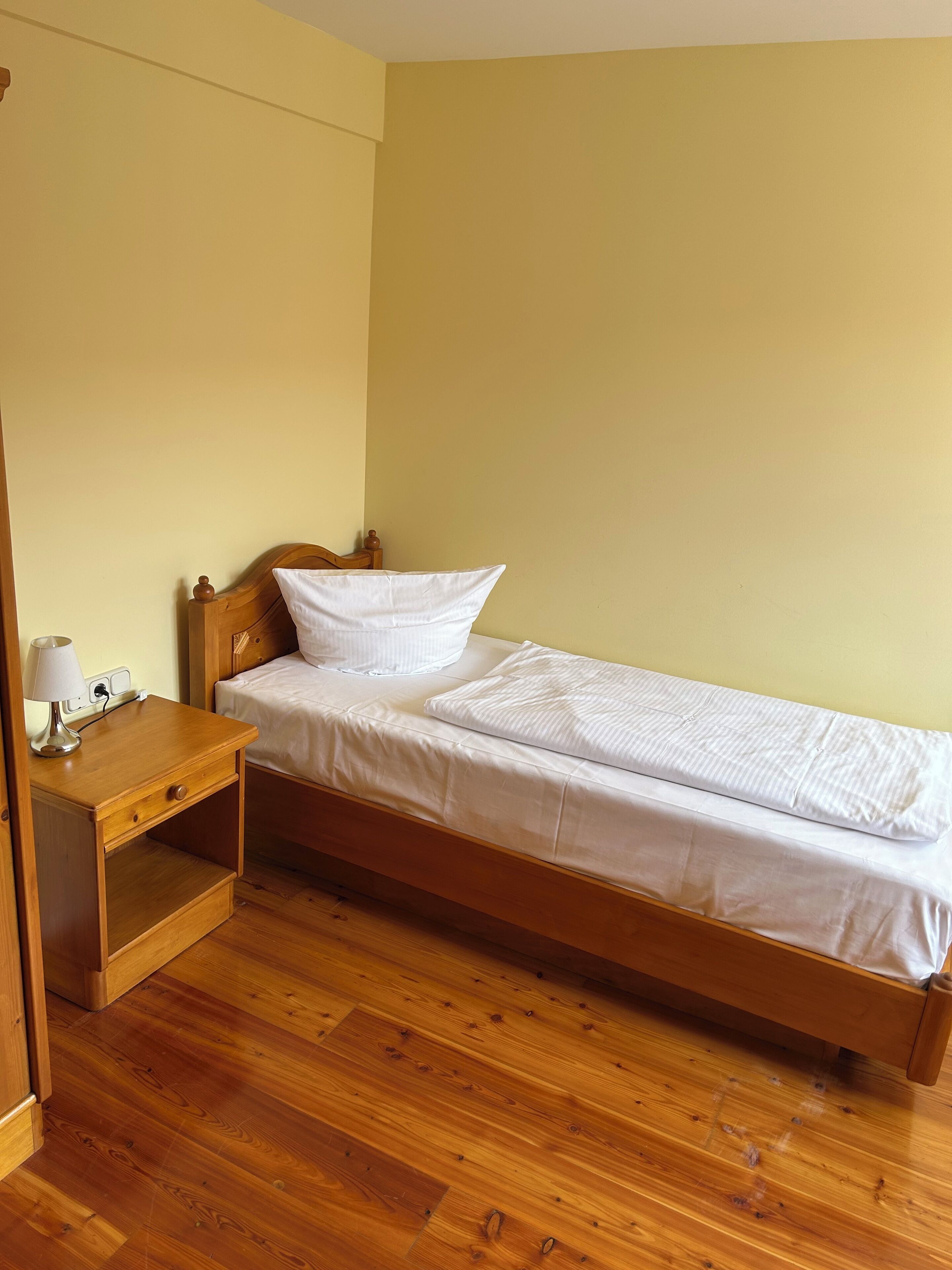 single room, 1 single bed | 1 bedroom, hypo-allergenic bedding, desk, blackout curtains