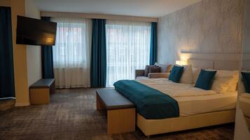 Junior Room | Hypo-allergenic bedding, desk, blackout drapes, iron/ironing board