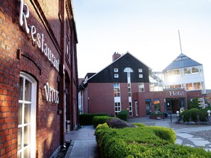 A brick building with a sign reading 'Restaurant' and another sign for a 'Hotel.' - Heide Hotel Reinstorf (Reinstorf)