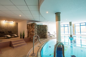 Piscina interna, funciona das 7h às 21h, espreguiçadeiras