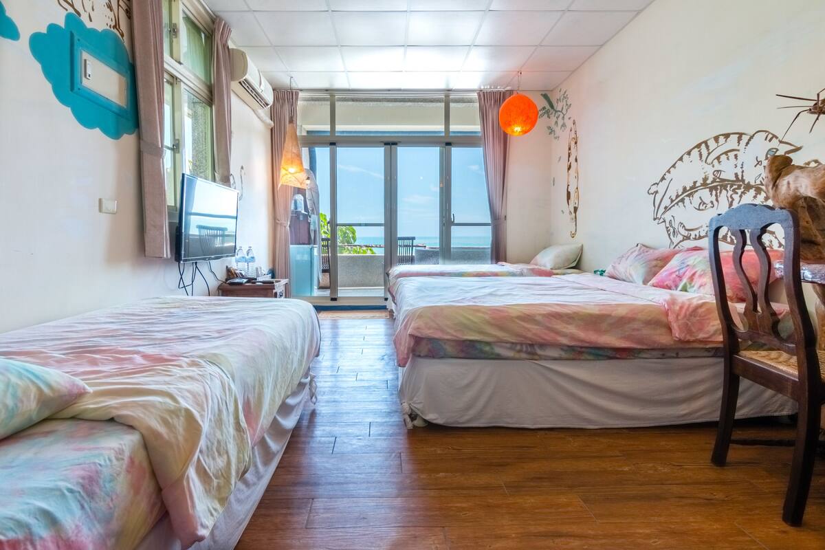 Habitación cuádruple, balcón, vistas al mar | Escritorio y sistema de insonorización