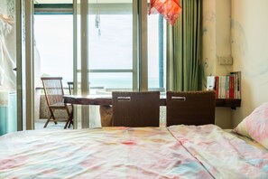 双人房, 阳台, 海洋景观 | 办公桌、隔音