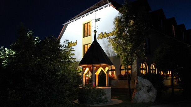A building with a prominent sign reading "Hotel" and a small pavilion with a pointed roof in front. - Hotel Schwartze (Weimar)