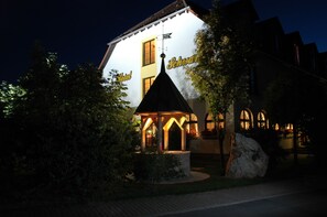 A building with a prominent sign reading "Hotel" and a small pavilion with a pointed roof in front. - Hotel Schwartze (Weimar)