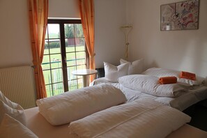 Escritorio, wifi gratis, ropa de cama