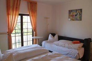 Desk, free WiFi, bed sheets - Hotel Schwartze (Weimar)