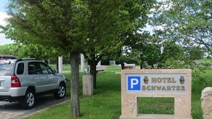 A parking sign for Hotel Schwartzze with a clear view of a parked car. - Hotel Schwartze (Weimar)
