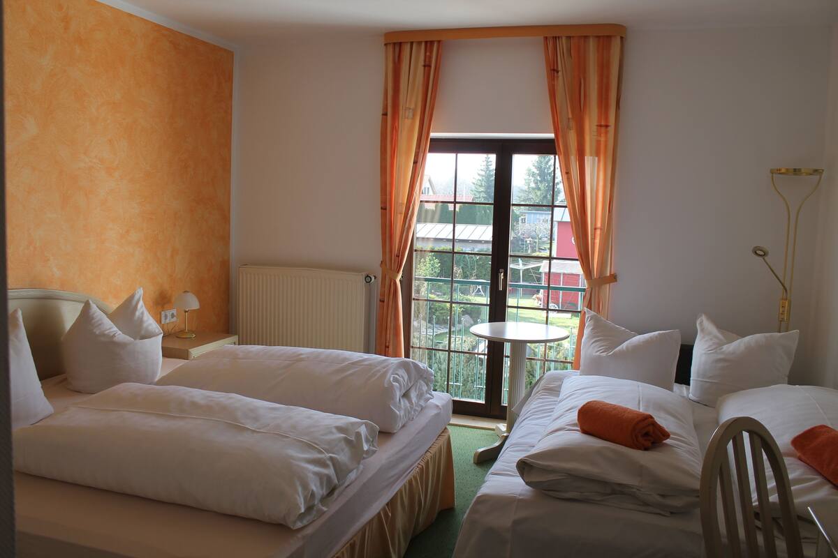 Chambre quadruple | Bureau, accès au Wi-Fi (inclus), literie fournie