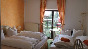 Quadruple Room | Desk, free WiFi, bed sheets