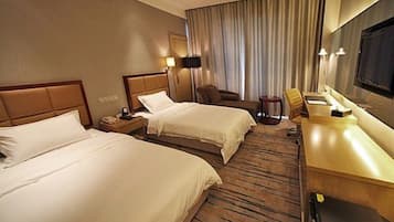 Deluxe Twin Room | Minibar, in-room safe, desk, blackout curtains