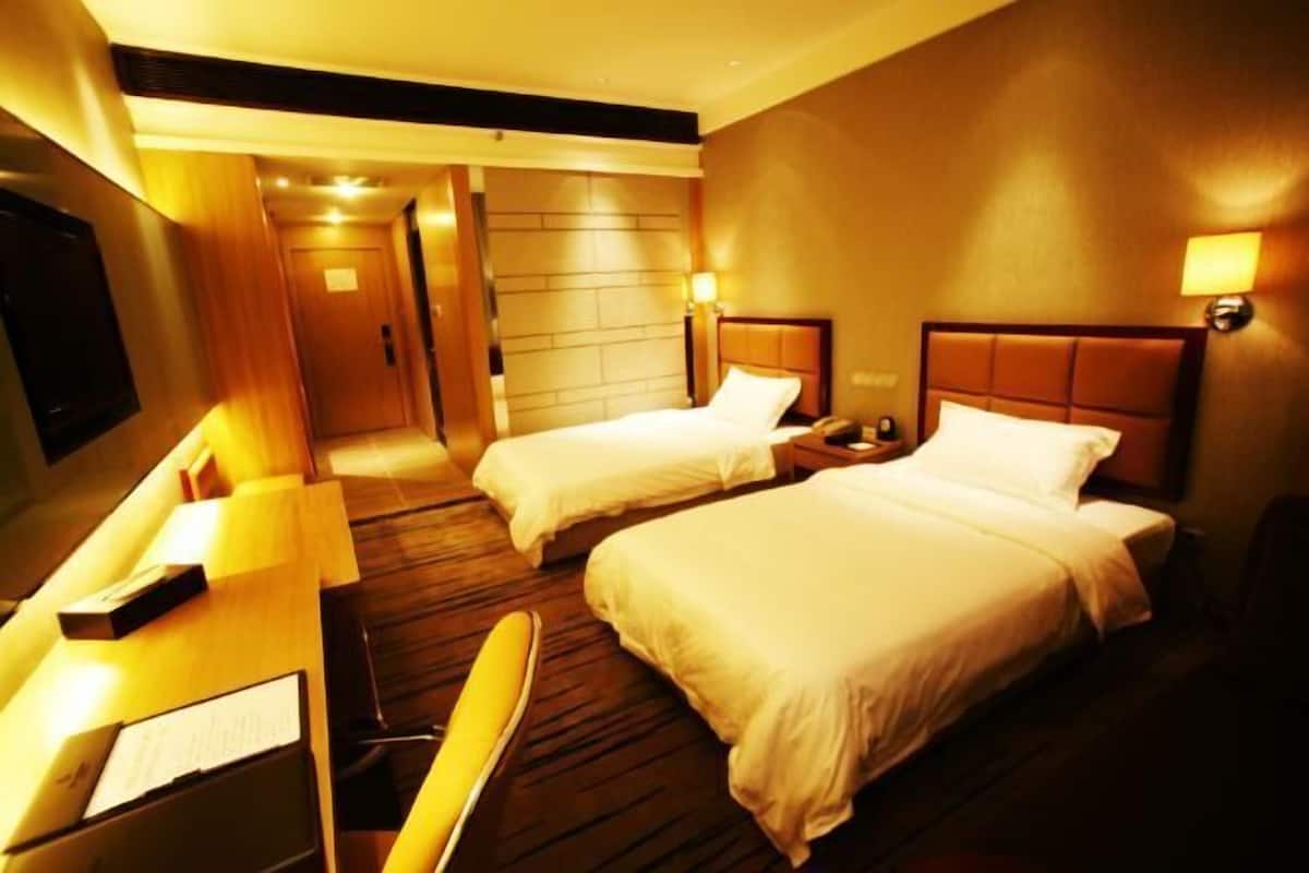 Een minibar, een kluis op de kamer, een bureau, verduisterende gordijnen