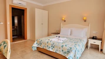 Chambre Deluxe | Minibar, bureau, fer et planche à repasser, literie fournie