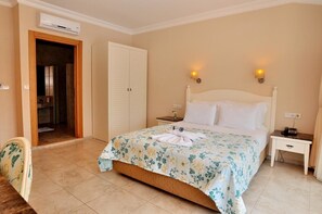 디럭스룸 | 미니바, 책상, 다리미/다리미판, 침대 시트