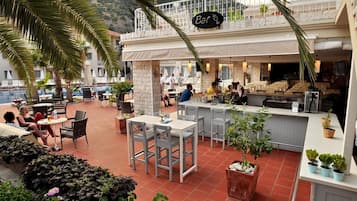 Bar au bord de la piscine